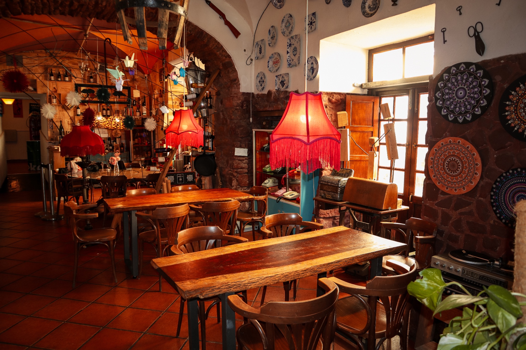 Sala com mandalas e candeeiros vermelhos