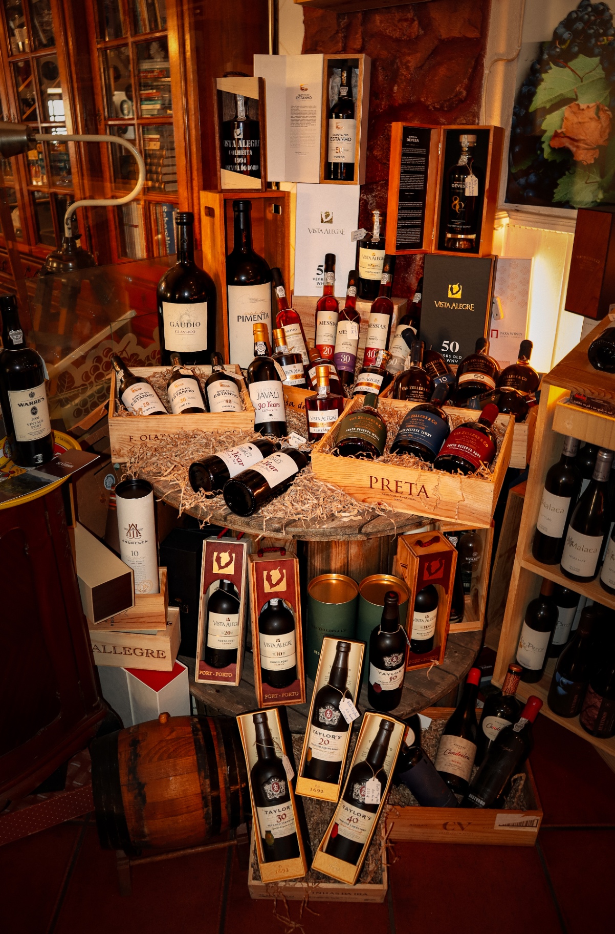 Mesa com seleção de vinhos do wine shop