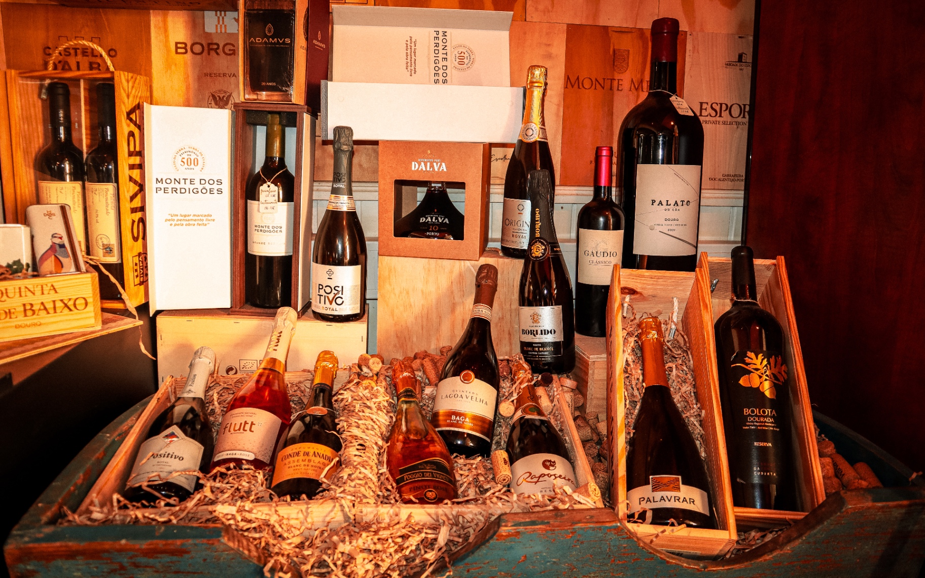 Vinhos portugueses sobre caixas de madeira