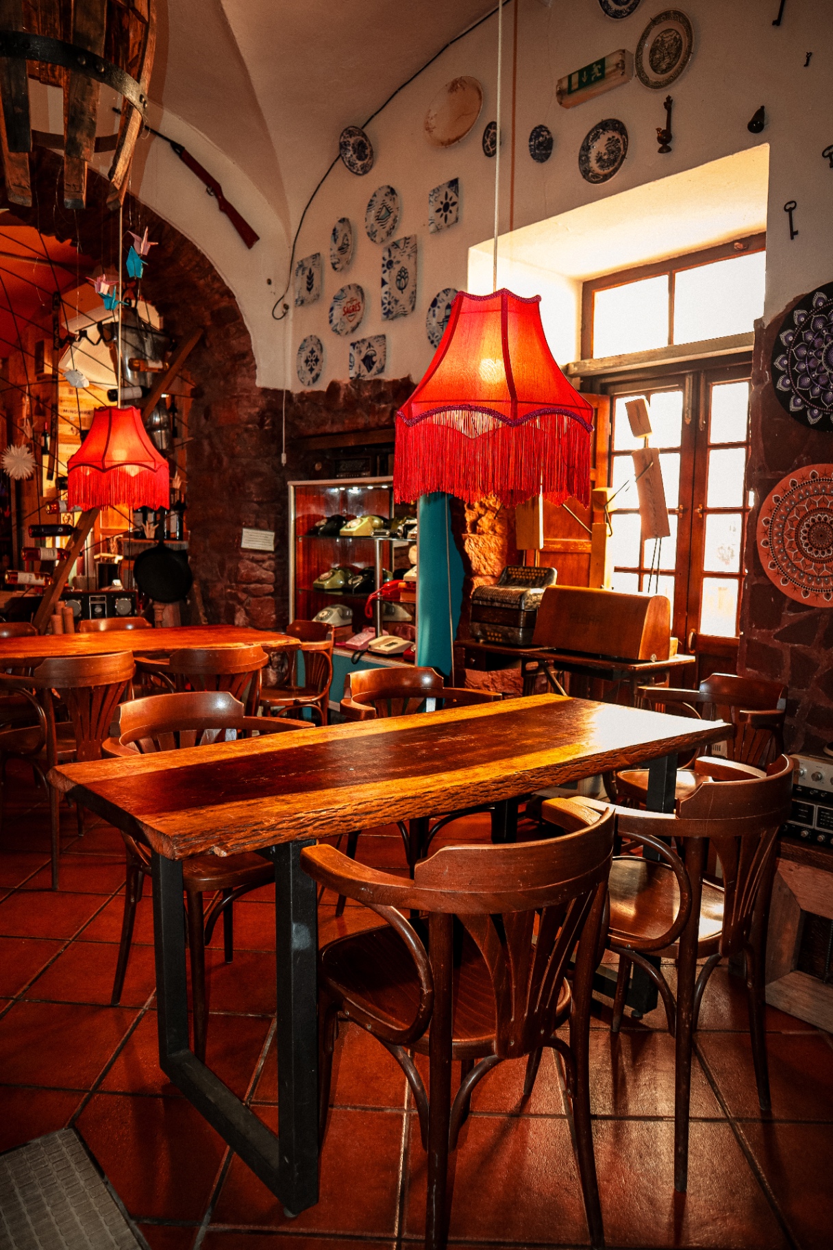 Candeeiros vermelhos e mesa de madeira