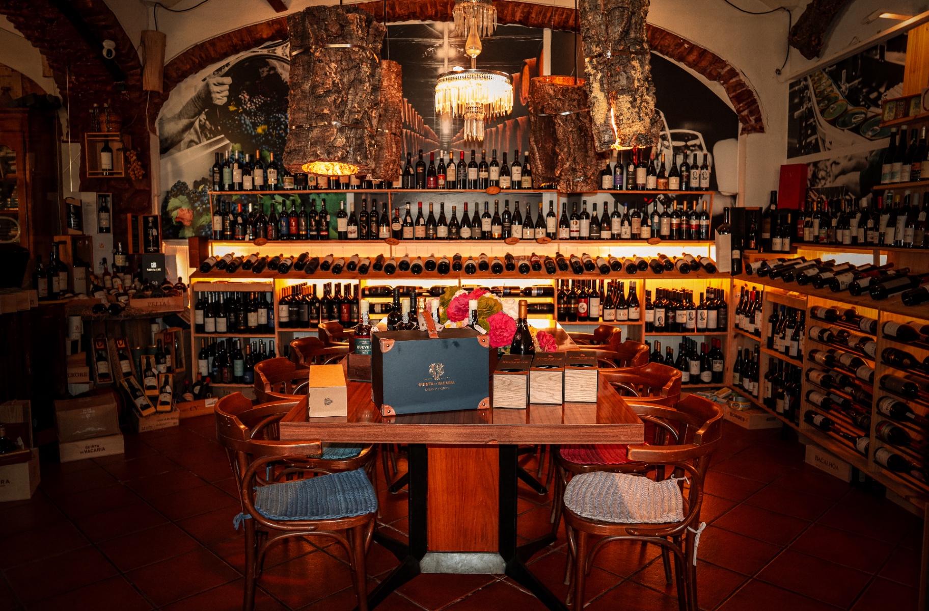 Sala da garrafeira com mesa central e prateleiras
