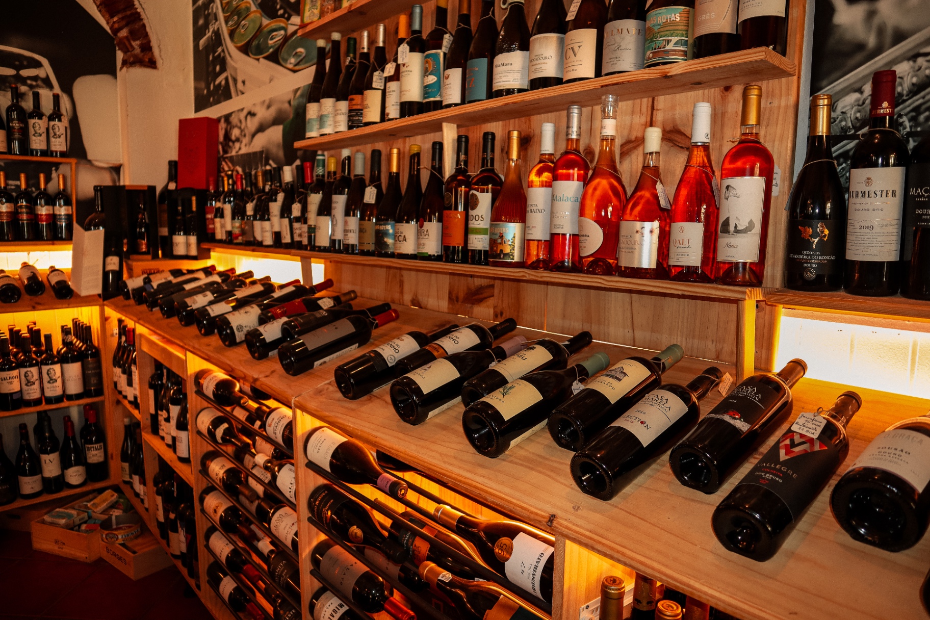 Expositor de vinhos e rosés em madeira