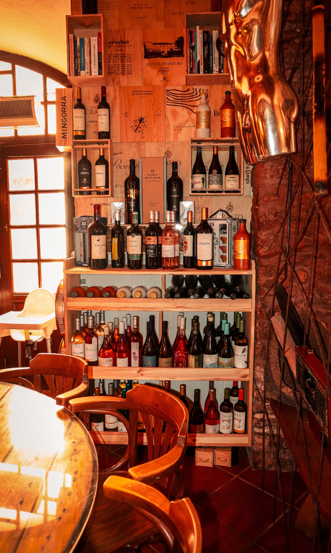 Garrafeira completa com vinhos portugueses