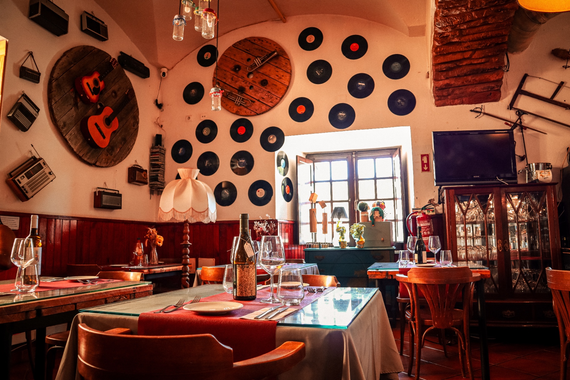Sala da música com vinis e guitarras