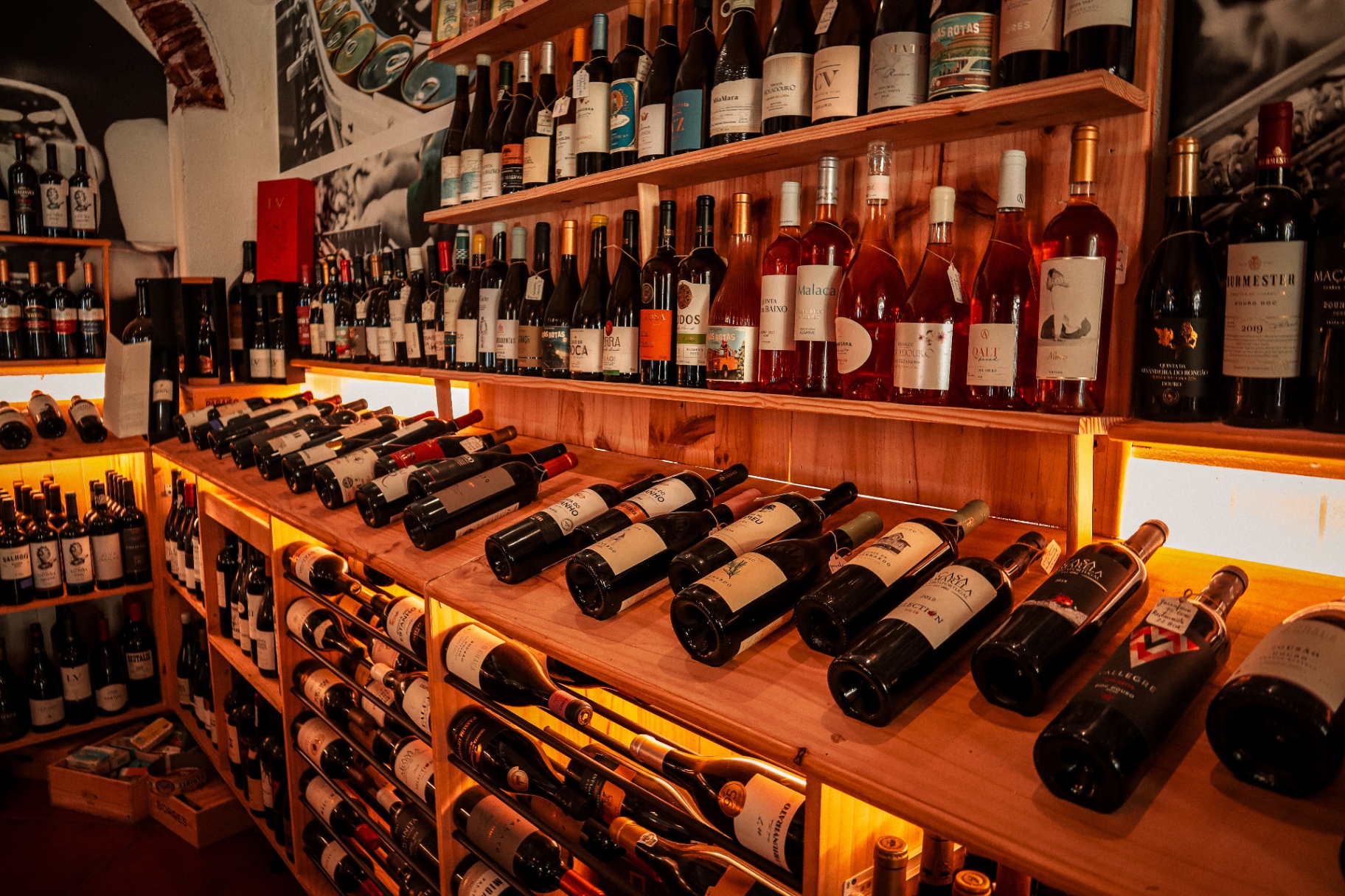 Wine shop com rosés e tintos em exposição