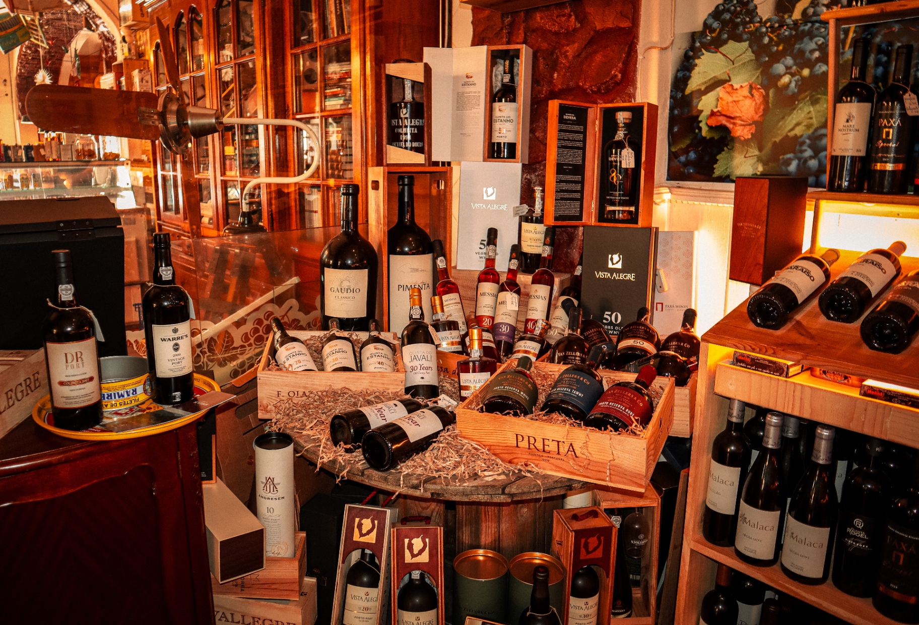 Vista ampla do expositor de vinhos e portos