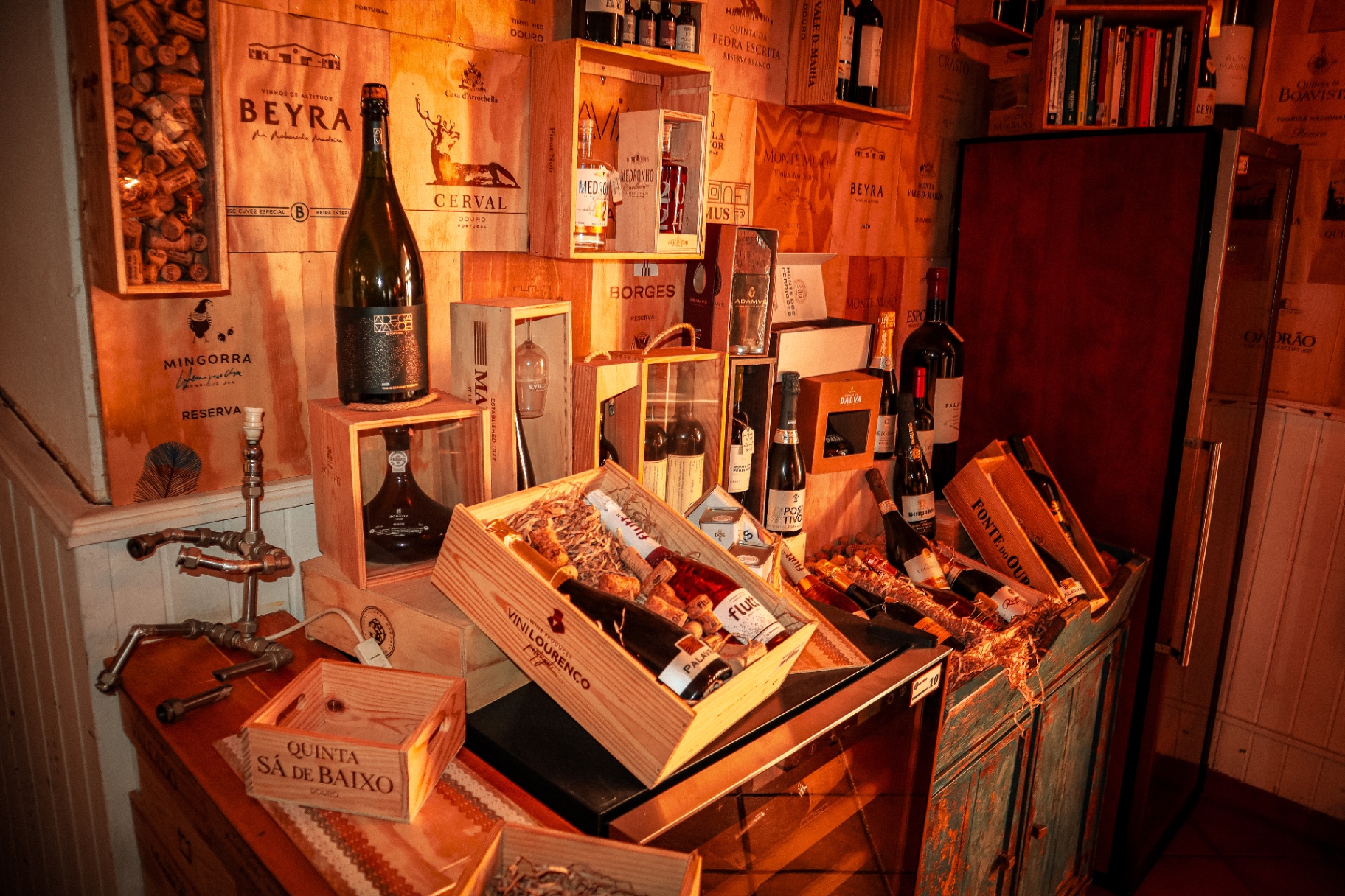 Wine shop — garrafas e caixas de vinho português