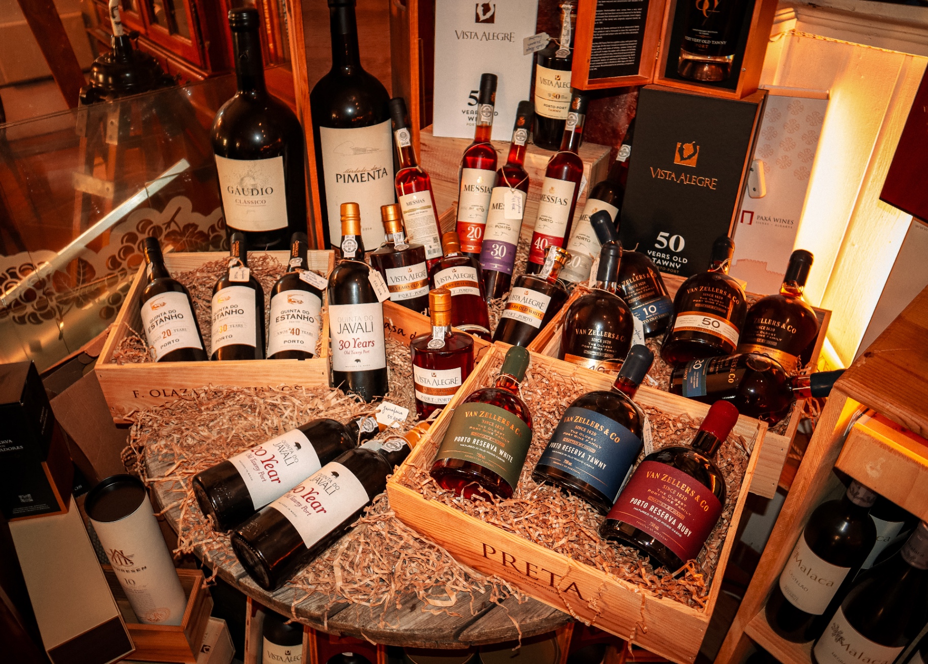 Portos e garrafas em caixas de madeira