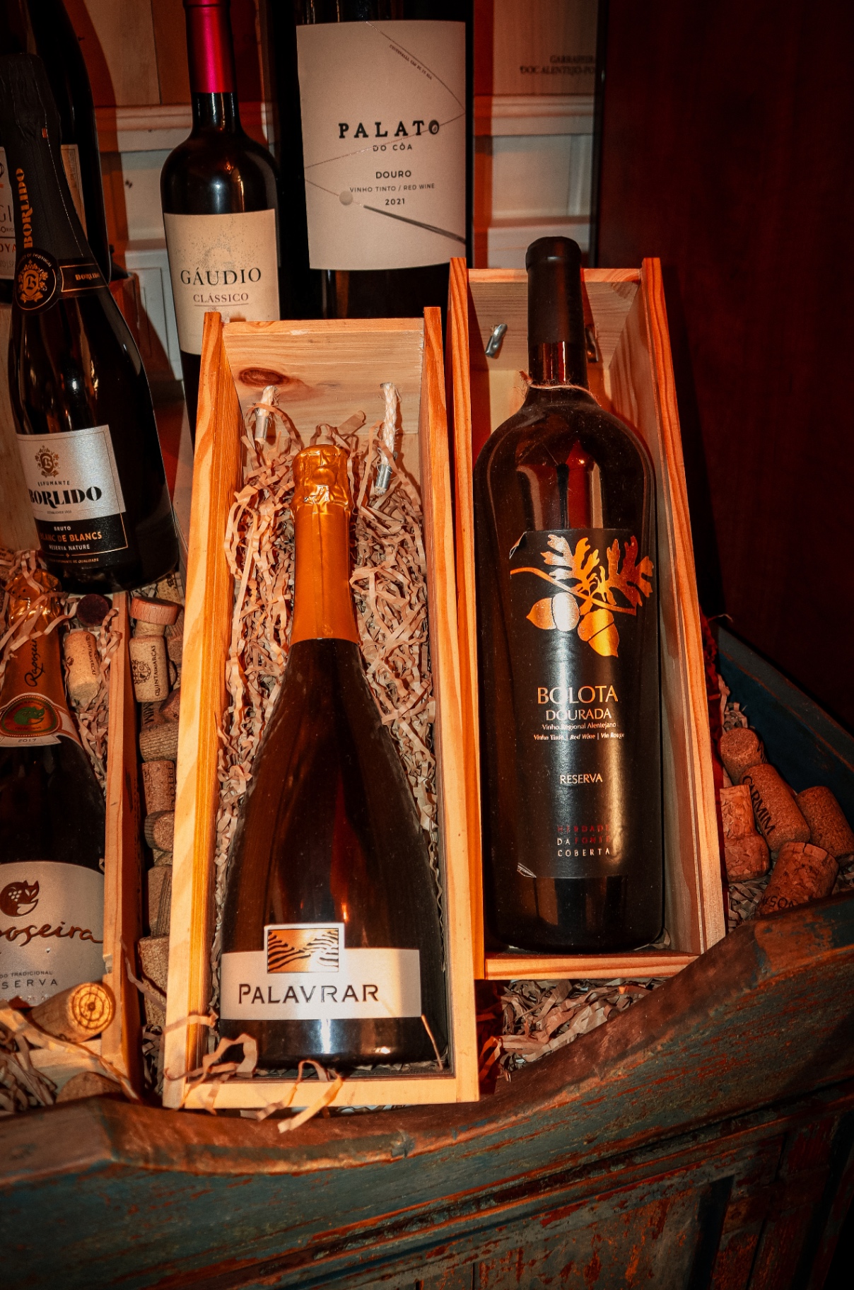 Garrafas Palavrar e Bolota Dourada em caixas de madeira